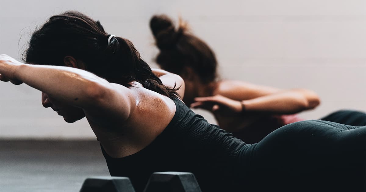 Scena treninga joge, vježba na podu