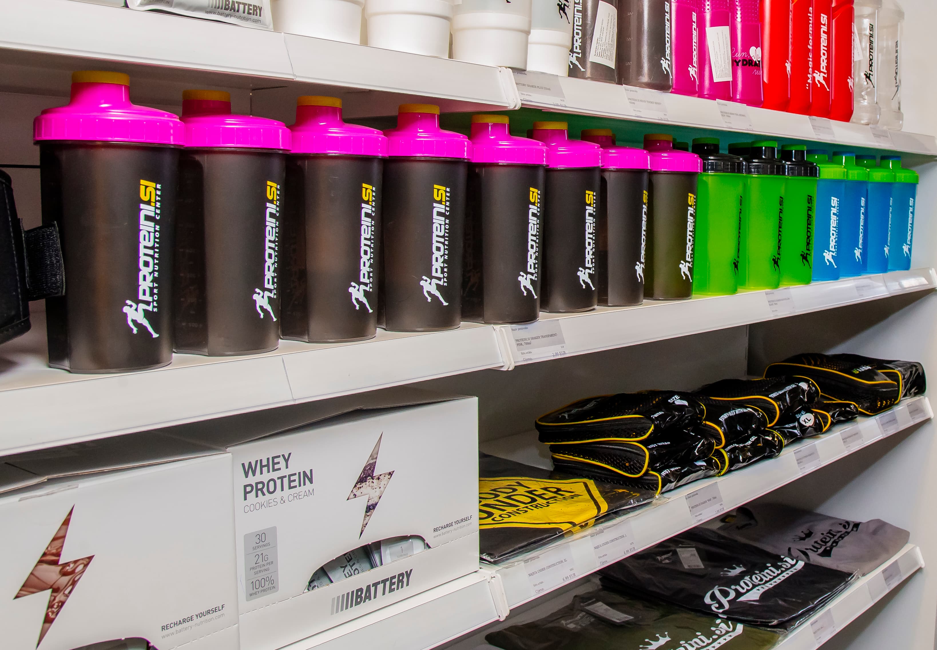 Brandirani proizvodi Proteini.si u shopu u City Fitness centru u Niksiću